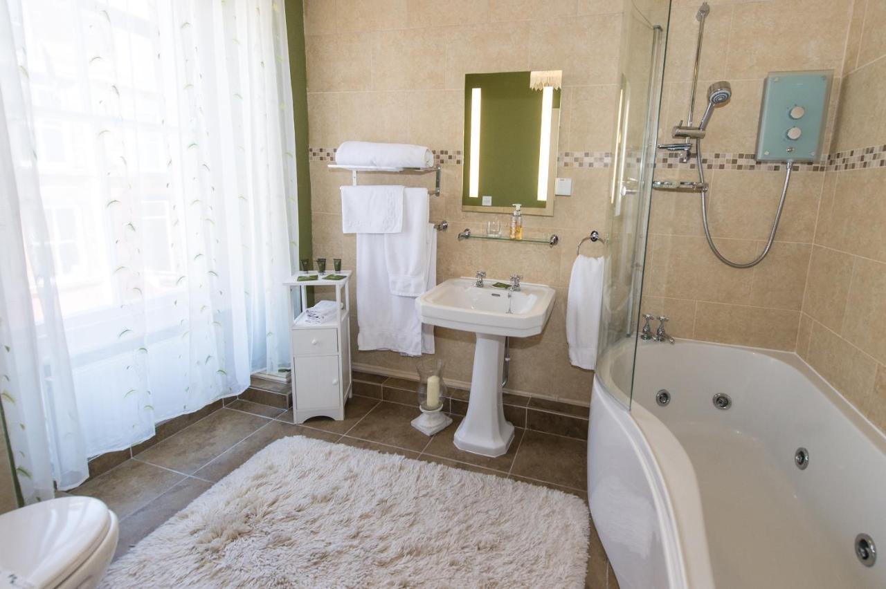 Victoria House Room Only Accommodation Карнарфон Екстериор снимка