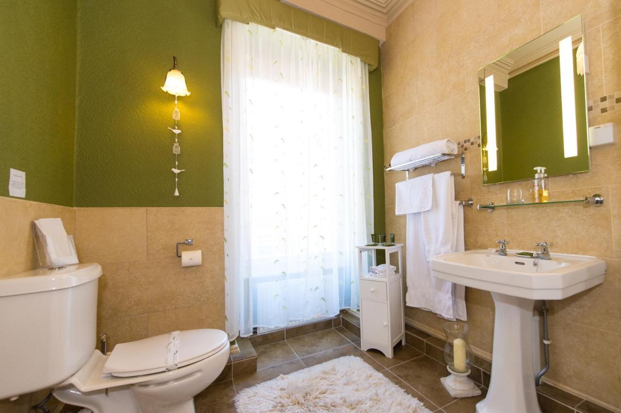 Victoria House Room Only Accommodation Карнарфон Екстериор снимка
