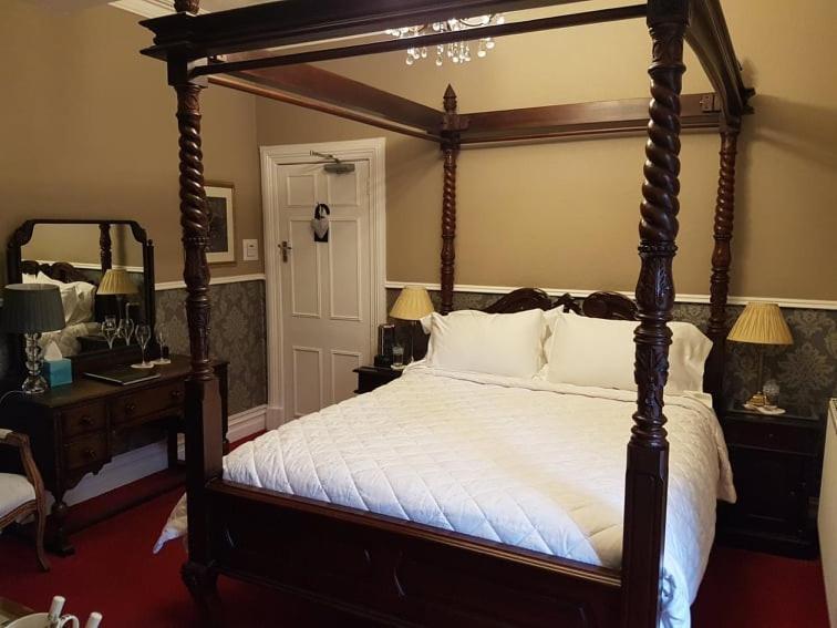 Victoria House Room Only Accommodation Карнарфон Екстериор снимка