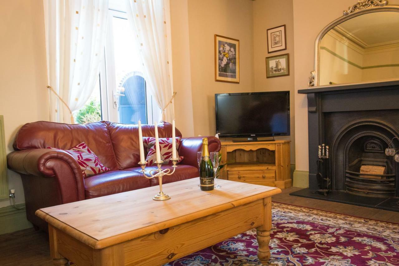 Victoria House Room Only Accommodation Карнарфон Екстериор снимка